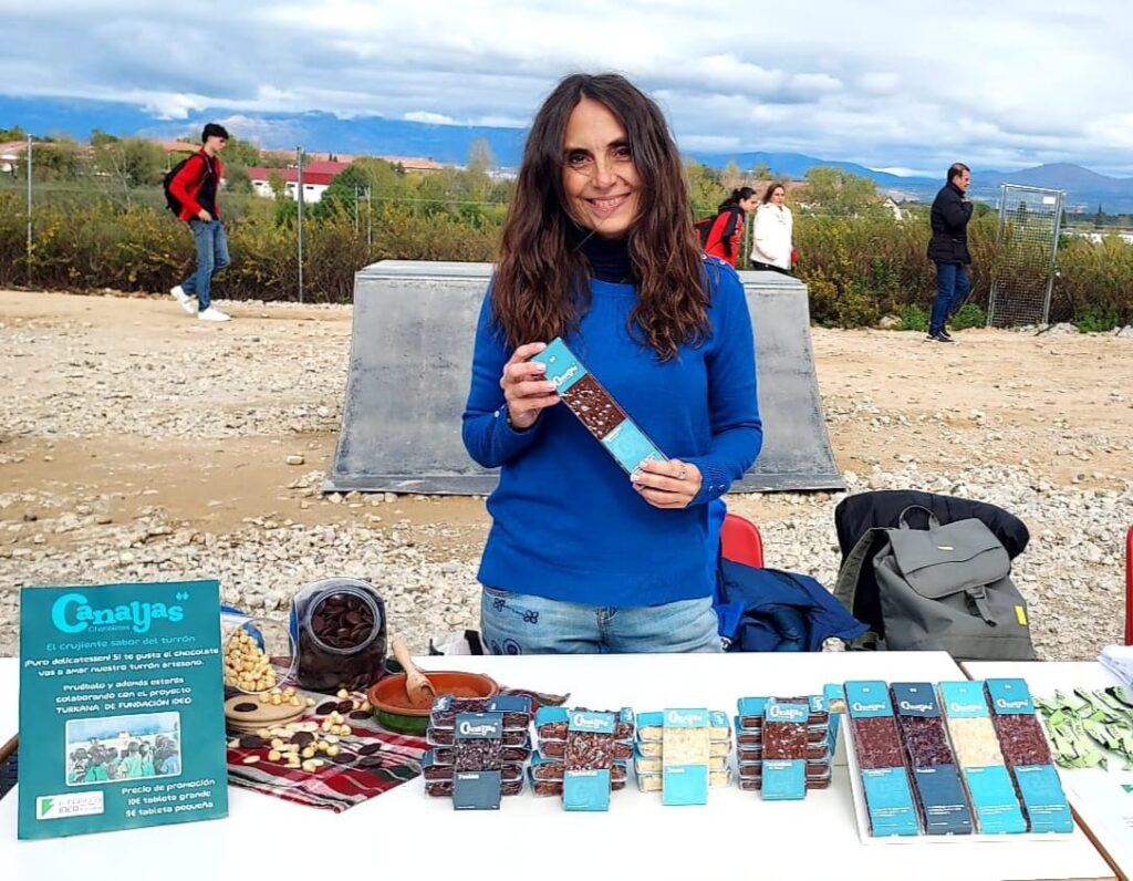 Ana Canales, creadora de los turrones Chocolates Canayas, posa en el mercadillo benéfico de la Escuela Ideo en favor del proyecto Turkana.